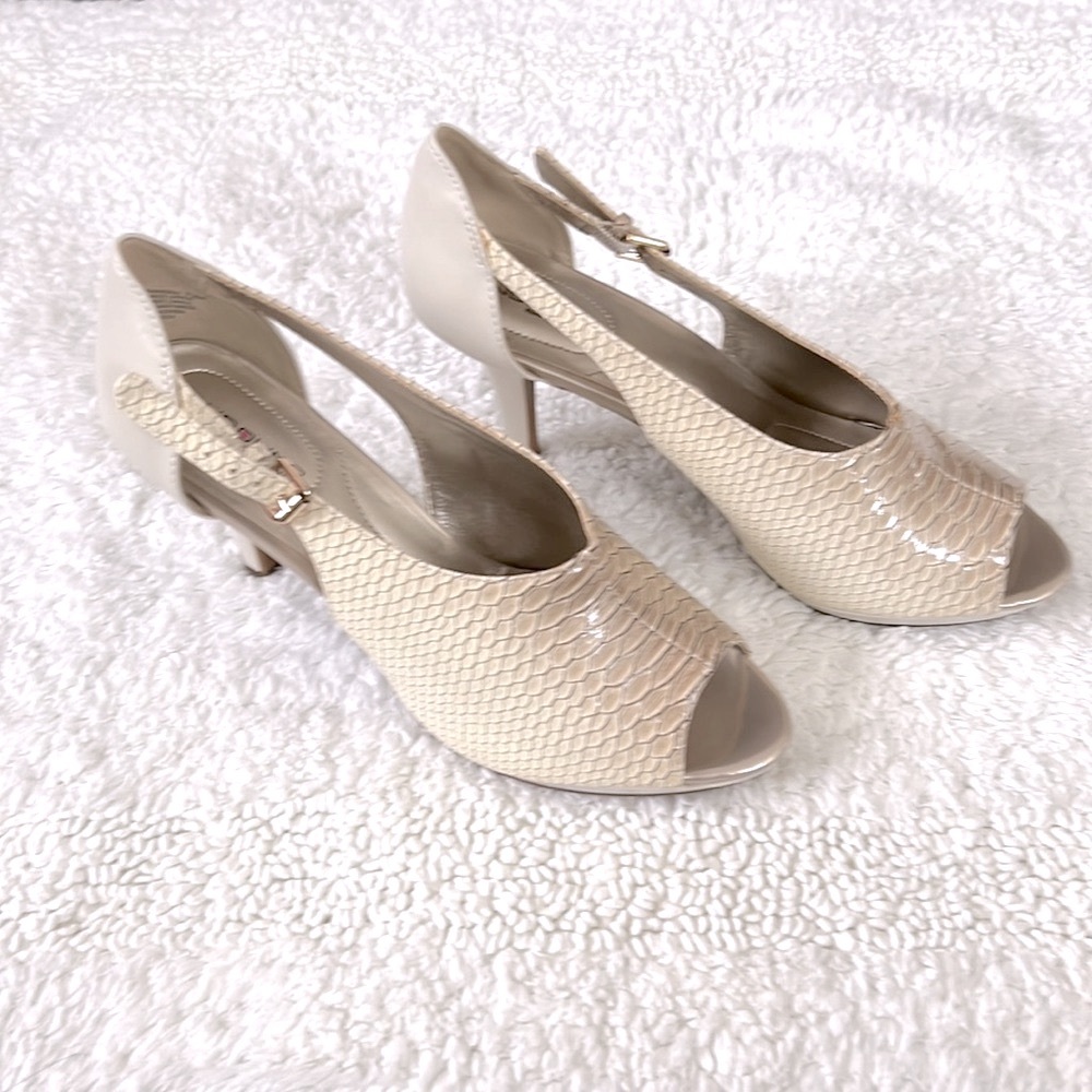 NWOT BANDOLINO SHANIKA SNAKE PATTERN B-FLEXIBLE PEEP TOE SHOE. Size 7.5 CREAM